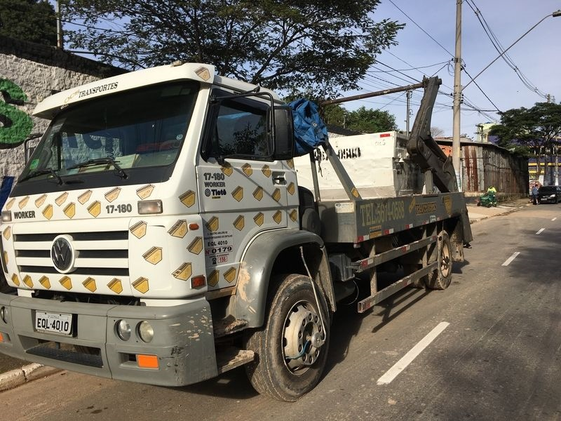Caminhão de caçambas em operação urbana