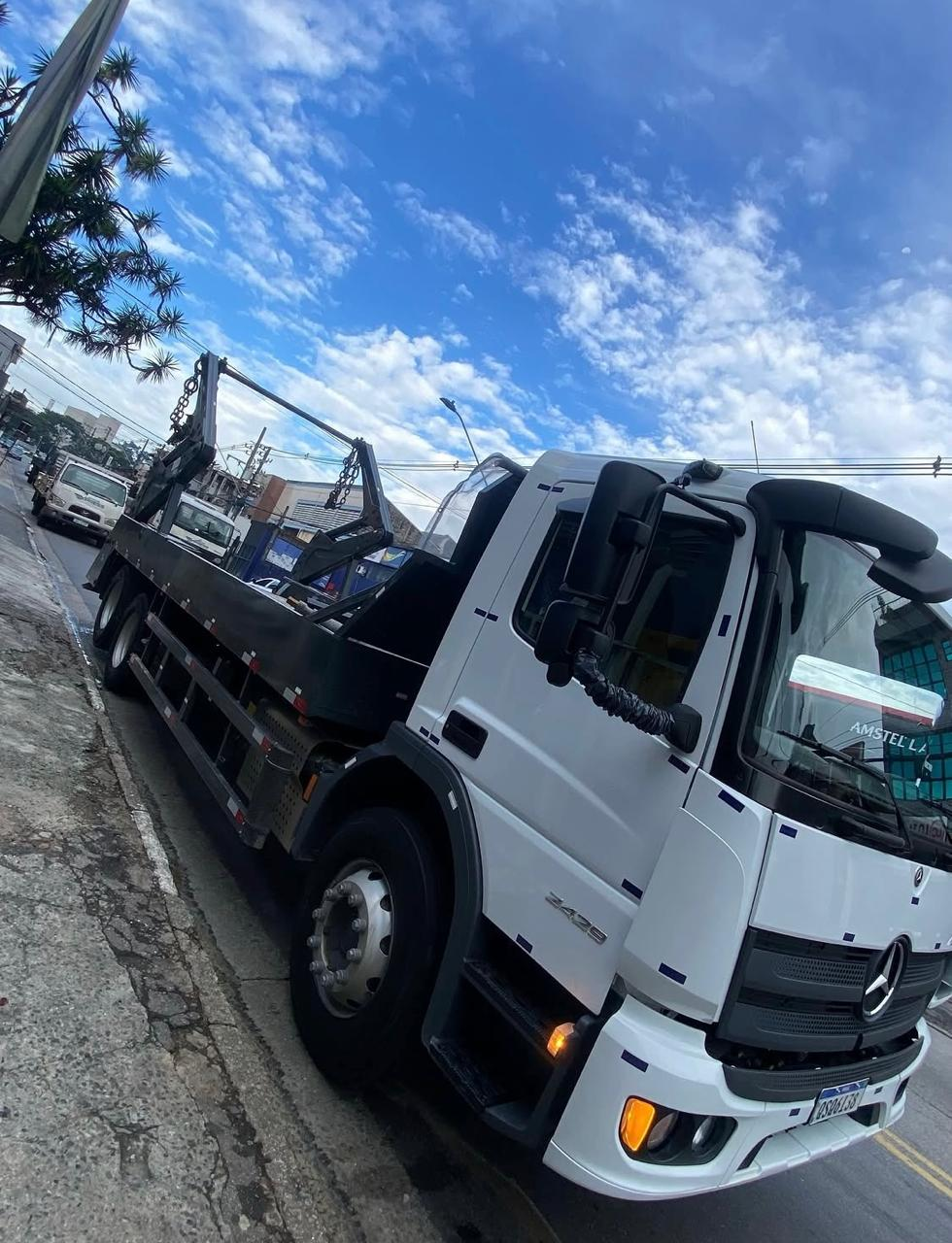 Caminhão poliguindaste Mercedes-Benz da frota Caçamba Express