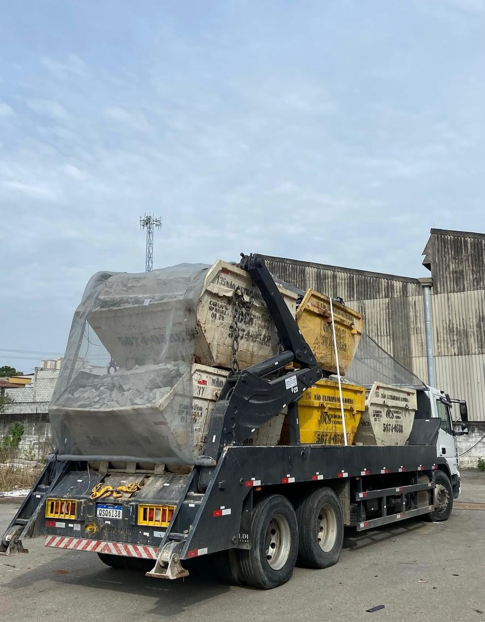 Retirada de caçambas cheias de entulho e concreto