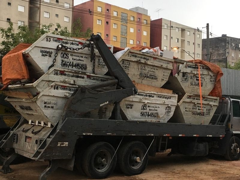 Caçambas empilhadas prontas para uso